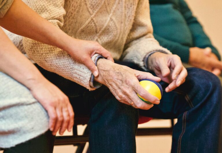 10 Best Caregiver Apps in 2025: Mobile Apps for Caregivers