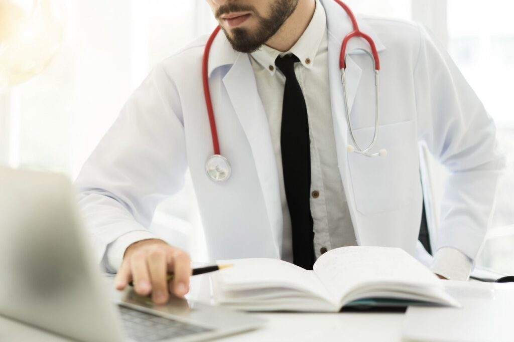4 Best EMR for Hospitals to Compare and the Basics of EMR Software